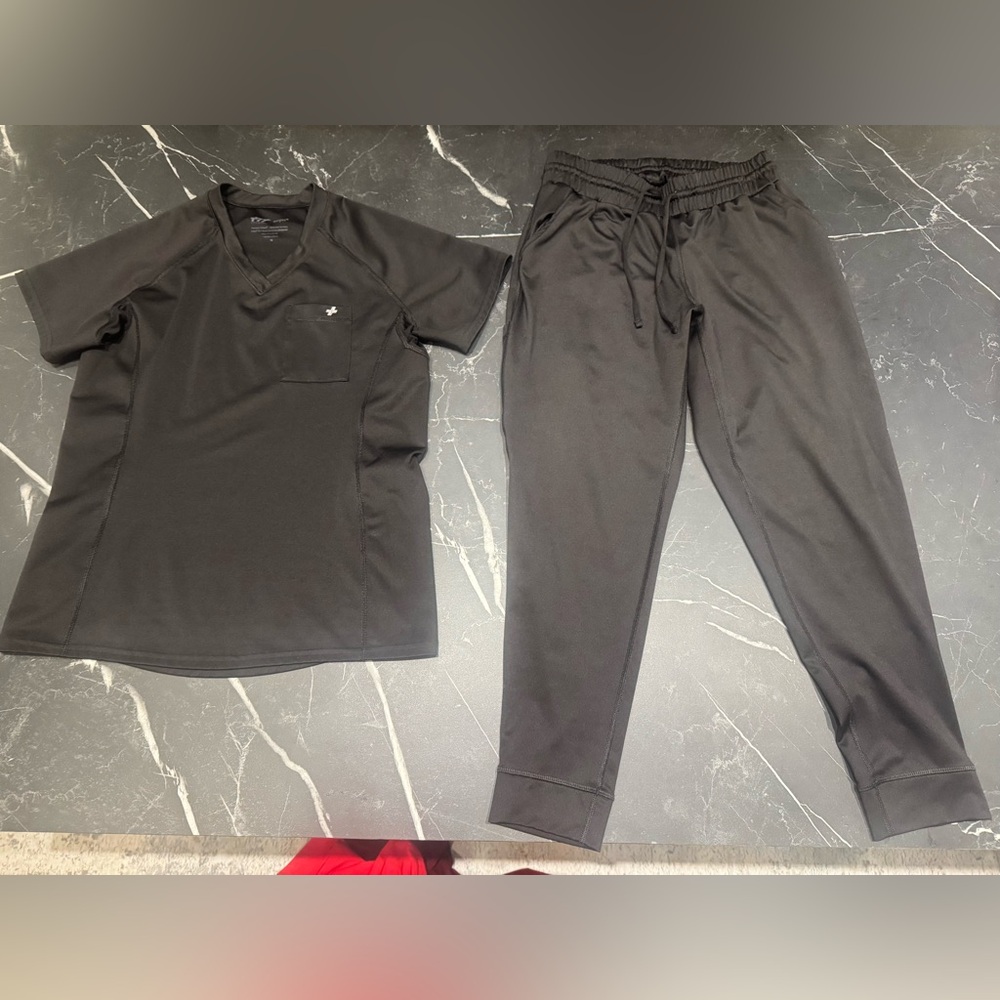 Fit Scrubs -
Scrub set in black